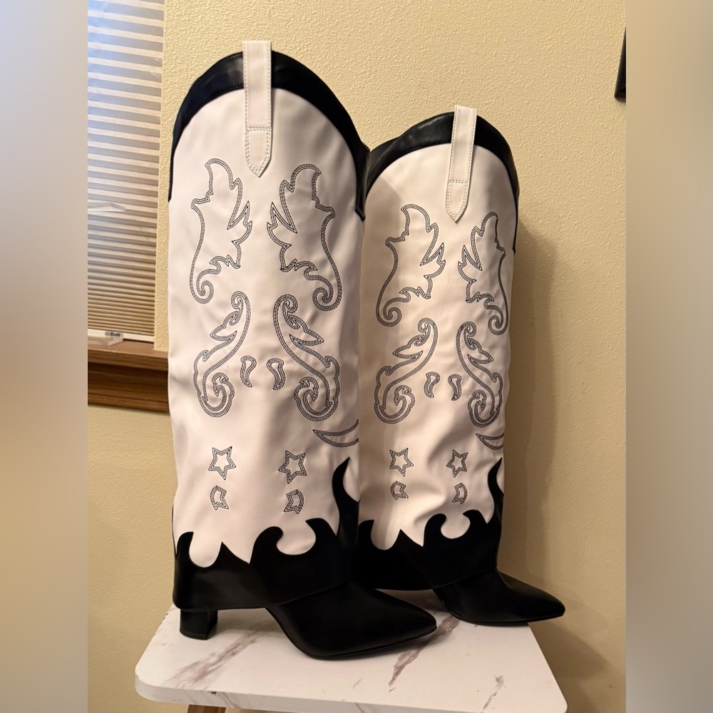 NWOB Azalea Wang Modatope Vegan Leather Fold Over Boots, Black, White, Size 10